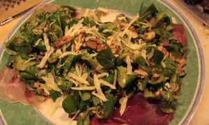 Feldsalat mit Walnüssen, Parmesan und einem köstlichen Dressing, wie es nur Oma machen kann.