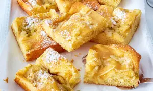 Saftiger Apfelkuchen mit Apfelmus, bestäubt mit Puderzucker. Ein köstlicher Genuss für jeden Anlass.