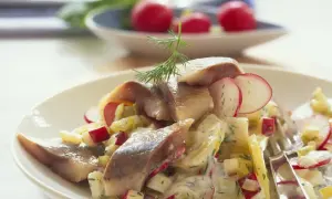 Schwedischer Kartoffelsalat mit Matjes, Radieschen und Dill. Ein köstliches Gericht, das den Geschmack des Sommers einfängt.