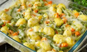 Herzhafte Gnocchi-Pfanne mit grünen Bohnen und Karotten, überbacken mit Käse. Ein leckeres, einfaches Rezept vegetarisch.