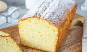 Ein saftiger Rührkuchen, bestäubt mit Puderzucker, perfekt für jedes Kuchenteig Rezept.