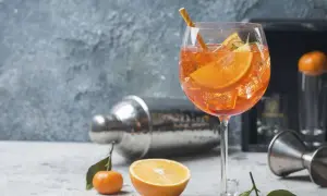 Erfrischender Aperol Spritz mit Orangenscheiben und Eis. Perfekt für sommerliche Spritz Rezepte.