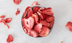 Schale voller gefriergetrockneter Erdbeeren, perfekt zum selber machen. Knackig und aromatisch.