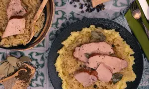Omas Sauerkraut mit zartem Schweinebraten und Kartoffelpüree. Ein deftiges Gericht, das an Zuhause erinnert.