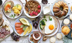 Leckere Brunch-Ideen für Ostern: Rührei, Lachs-Avocado-Toast, Müsli, Obst, Kuchen und mehr.