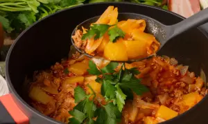 Schichtkohl nach Omas Rezept: herzhaftes Gericht mit Kohl, Hackfleisch und Kartoffeln, garniert mit Petersilie.
