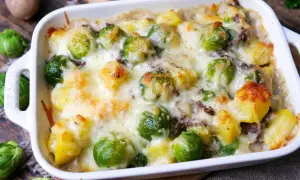 Gratin mit Rosenkohl und Kartoffeln, überbacken mit Käse. Ein herzhaftes Gericht, das sich gut als Rosenkohl als Beilage zu Fleisch eignet.