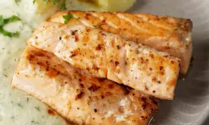 Gebratene Lachsfilets mit Kräutersauce und Kartoffeln – schnelle Rezepte mit Lachs für ein köstliches Abendessen.