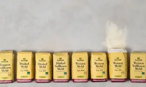 Reihe von Alnatura Mehltüten: Roggen, Dinkel und Weizen in verschiedenen Sorten. Die Frage welches Mehl zum Backen am besten geeignet ist, wird hier beantwortet.