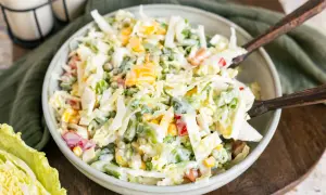 Frischer Krautsalat mit Erbsen, Mais und Paprika, perfekt als salate zum vorbereiten am vortag.