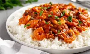 Garnelen in Tomatensauce mit Reis, eine schnelle Sauce zu Fisch und Reis, garniert mit Petersilie.
