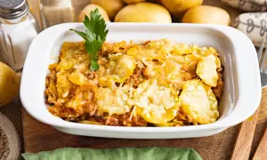 Omas Kartoffelauflauf mit Hackfleisch, goldbraun überbacken und mit Petersilie garniert. Ein herzhaftes Gericht, das an Kindheit erinnert.