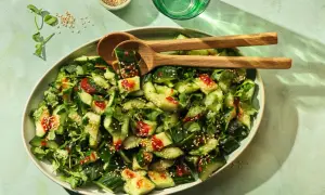 Erfrischender smashed Gurkensalat mit Koriander, Sesam und einer würzigen Sauce. Perfekt als Beilage oder leichter Snack.