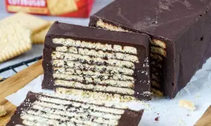 Schokoladen-Kekstorte DDR, geschichtet mit Butterkeksen und dunkler Schokolade, ein süßer Gruß aus der Vergangenheit.