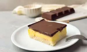 Ein Stück Schokoladenkuchen mit gelber Füllung und dunkler Schokoladenglasur. Perfekt, um mich doof Kuchen zu essen!