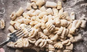 Frische Gnocchi, bereit für köstliche Gnocchi Rezepte, werden mit einer Gabel geformt.