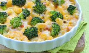 Leckerer Nudelauflauf ohne Vorkochen mit Brokkoli und geschmolzenem Käse in einer weißen Auflaufform.