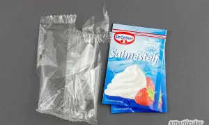 Ein Päckchen Dr. Oetker Sahnesteif, ideal zum Sahne steif schlagen, liegt neben einer leeren, aufgerissenen Plastiktüte.