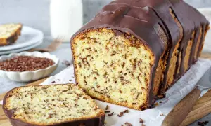 Ein saftiger Schokoladenkuchen, der an omas beste kuchen rezepte erinnert. Mit Schokoglasur und Streuseln.