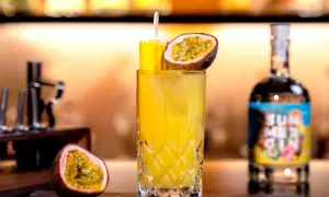 Erfrischender Solero Cocktail mit Passionsfrucht und Eis, garniert mit einem Eisstiel.