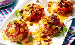 Vier Hackfleisch-Patties mit geschmolzenem Käse, Tomaten, Pilzen und Paprika. Perfekt für schnelle Hackfleisch Rezepte!