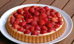 Ein köstlicher Obstboden mit Biskuitboden, gefüllt mit Vanillecreme und belegt mit frischen Erdbeeren. Ein perfektes Rezept für den Sommer.