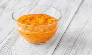 Cremige, orangefarbene Burger-Sauce in einer Glasschale. Perfekt für dein nächstes Burger-Rezept!