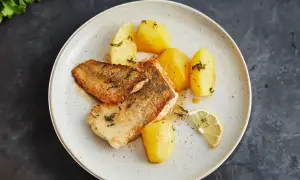 Gebratene Fischfilets mit Salzkartoffeln und Zitrone – so einfach lässt sich eine köstliche Fischplatte selber machen.