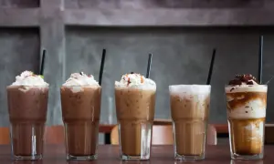 Fünf leckere Eiskaffee-Variationen, perfekt zum Eiskaffee selbst machen. Mit Sahne und Karamell verziert.