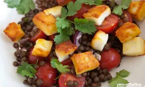 Ausgefallene Salate: Linsensalat mit gebratenem Halloumi, Kirschtomaten und Koriander.