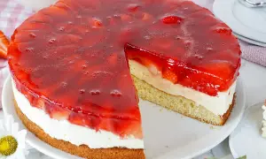 Ein saftiger Erdbeerkuchen mit Pudding und frischen Erdbeeren unter rotem Tortenguss. Ein Genuss für jeden Anlass!