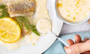 Gebratener Fisch mit Dill und Zitrone, übergossen mit cremiger zitronen butter sauce.