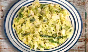 Cremiger Kohl mit Speck, ein einfaches Gericht, das perfekt zu vielen wirsing rezepte einfach passt.