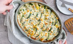 Ein köstlicher Zucchini Kartoffel Feta Auflauf, goldbraun gebacken und mit Kräutern bestreut. Perfekt für ein leichtes Abendessen.