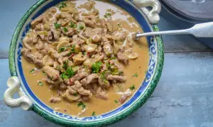 Herzhaftes Schweinegeschnetzeltes mit Pilzen in cremiger Soße, garniert mit Petersilie. Ein köstliches Schweinegeschnetzeltes Rezept!