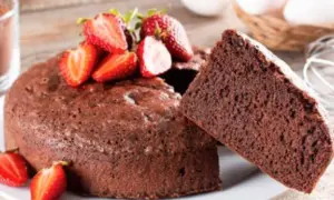 Saftiger Schokoladenkuchen, der nicht trocken ist. Ein köstliches Rezept mit frischen Erdbeeren.