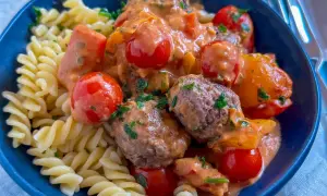 Hackfleischbällchen in cremiger Tomatensoße mit Fusilli. Ein schnelles Rezept aus dem Ofen, das perfekt für den Feierabend ist.