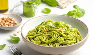Spaghetti mit cremigem Pesto, Pinienkernen und Mozzarella. Verschiedene Pesto Arten sind möglich, aber dieses grüne Pesto ist ein Klassiker.