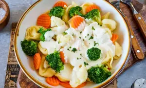 Tortelloni mit Brokkoli, Karotten und Blumenkohl in cremiger Sahnesauce. Ein einfaches Sahnesauce Rezept für ein schnelles Gericht.