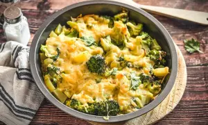 Herzhaftes Kartoffel-Brokkoli Gratin ohne Vorkochen, überbacken mit goldbraunem Käse und garniert mit frischer Petersilie.