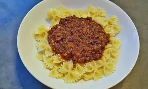 Farfalle mit herzhafter Bolognese, wie nach dem Haschee Rezept von Oma.
