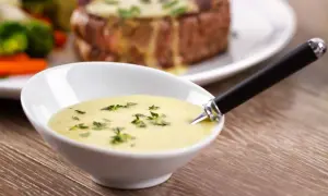 Cremige Sauce Béarnaise, perfekt für Ihr nächstes Sauce Béarnaise Rezept. Dazu gibt es ein saftiges Steak und Gemüse.