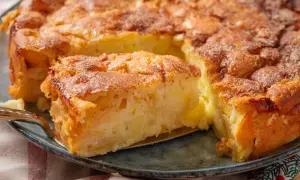 Ein saftiger Apfelkuchen aus der Springform, mit Zimt bestreut und gerade angeschnitten.
