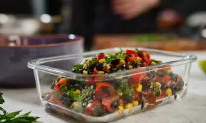 Frischer Bohnensalat mit Tomaten, Mais und Kräutern in einer Glasbox, perfekt für gesunde Bohnensalat Rezepte.