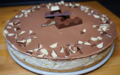 Eine köstliche Kinderriegel Torte mit Schokoladenglasur und gehackten Kinderriegeln verziert.
