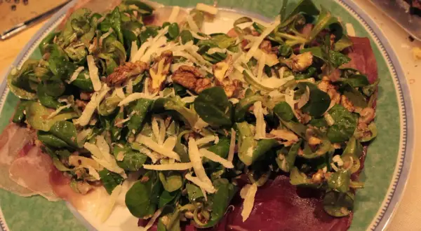 Feldsalat mit Walnüssen, Parmesan und einem köstlichen Dressing, wie es nur Oma machen kann.