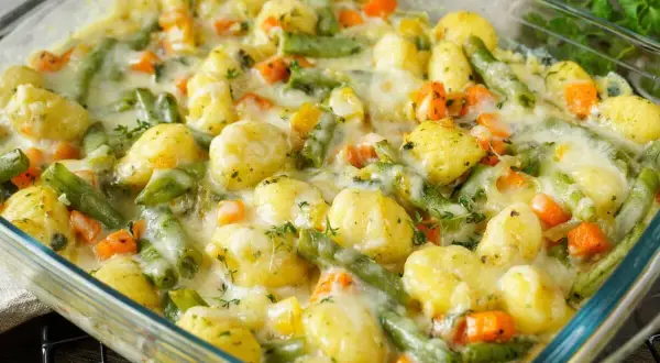 Herzhafte Gnocchi-Pfanne mit grünen Bohnen und Karotten, überbacken mit Käse. Ein leckeres, einfaches Rezept vegetarisch.