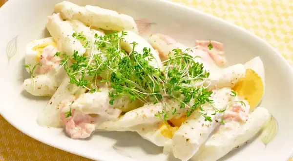 Cremiger Salat mit gekochtem Ei, garniert mit Kresse. Die Sauce aus Mayonnaise mit gekochtem Eigelb und Joghurt macht ihn besonders lecker.