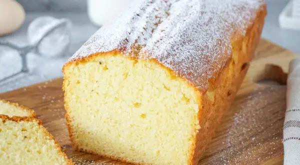 Ein saftiger Rührkuchen, bestäubt mit Puderzucker, perfekt für jedes Kuchenteig Rezept.