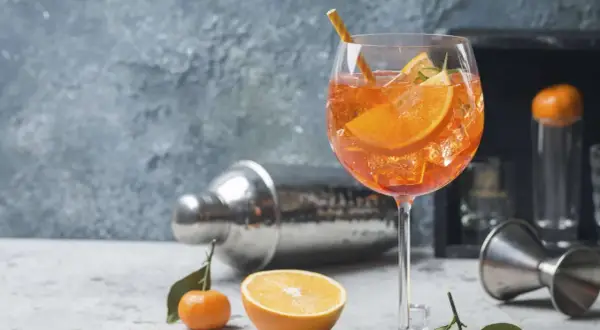 Erfrischender Aperol Spritz mit Orangenscheiben und Eis. Perfekt für sommerliche Spritz Rezepte.